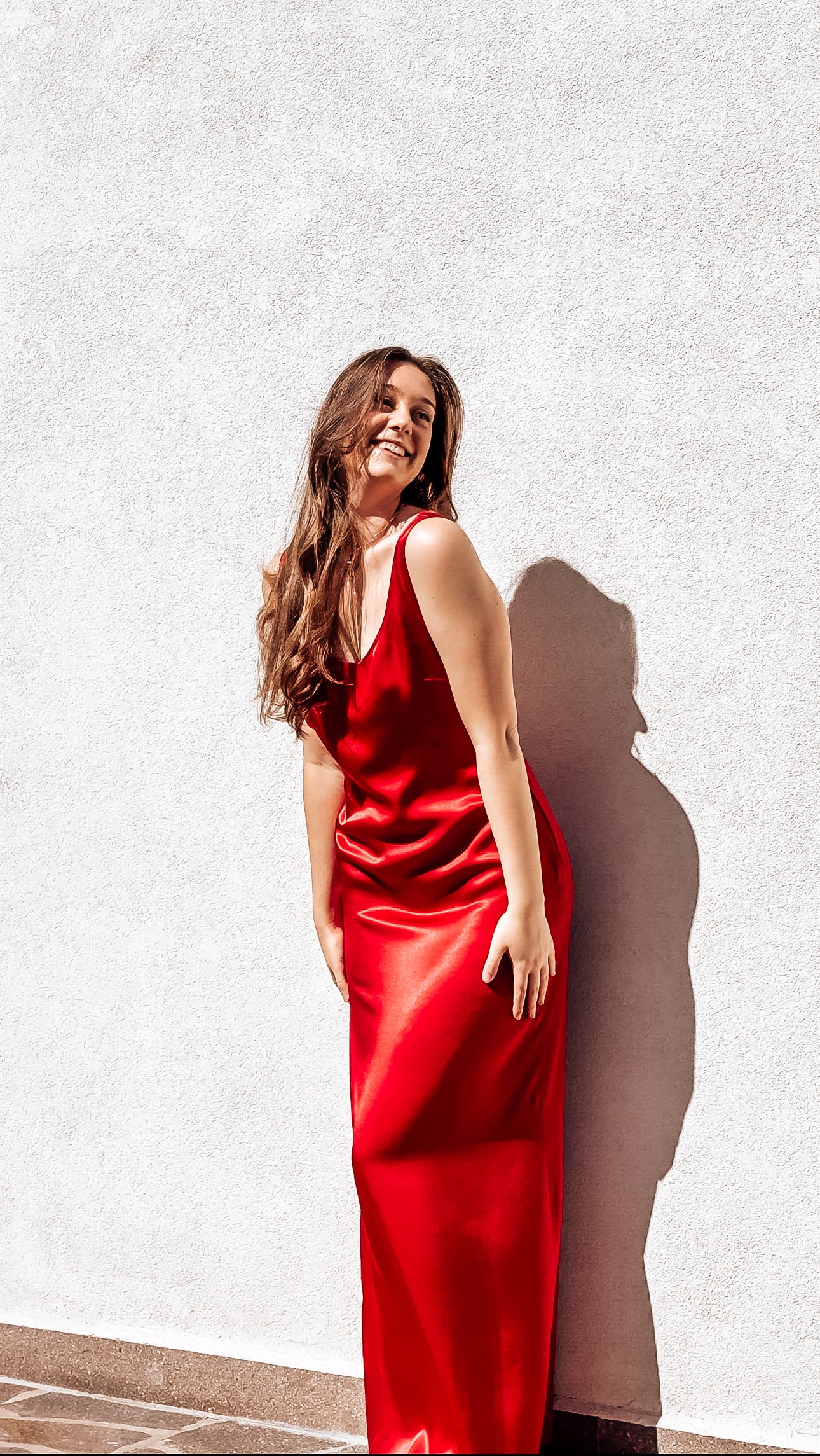 Abito lungo in satin di viscosa con spacco laterale e schiena scoperta