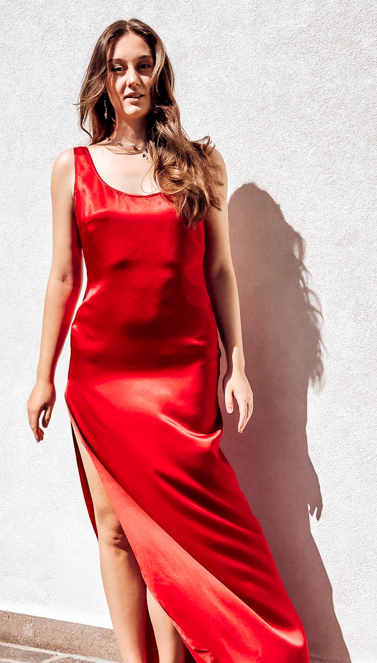 Abito lungo in satin di viscosa con spacco laterale e schiena